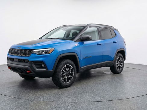 Used 2025 Jeep Compass Trailhawk image 3