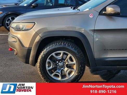 Used 2019 Jeep Cherokee Trailhawk w/ Comfort/Convenience Group AWD/4WD image 9