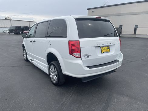 Used 2019 Dodge Grand Caravan SE image 6
