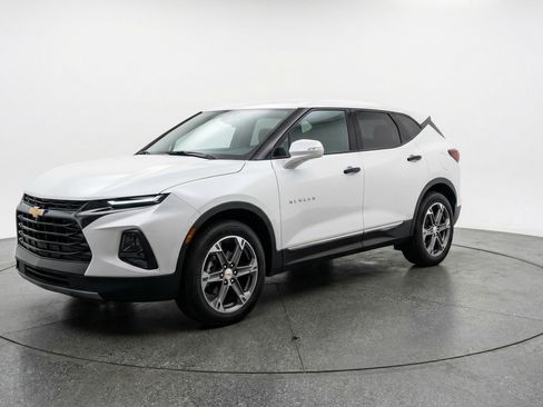 Used 2025 Chevrolet Blazer LT FWD image 3
