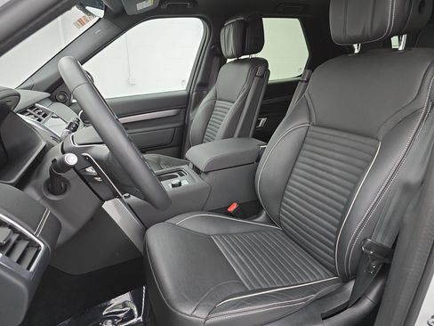 Used 2024 Land Rover Discovery Dynamic SE image 16