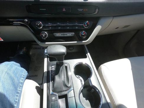 Used 2019 Kia Sedona L image 18