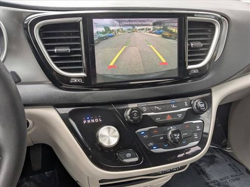 Used 2023 Chrysler Pacifica Touring-L FWD image 13