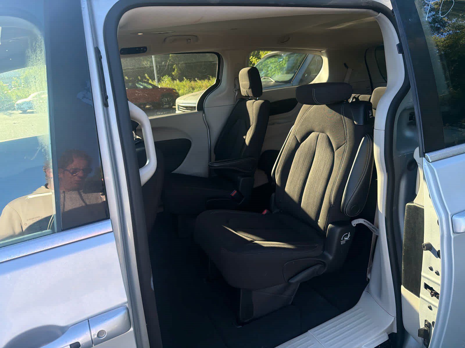 Used 2023 Chrysler Voyager LX FWD image 8