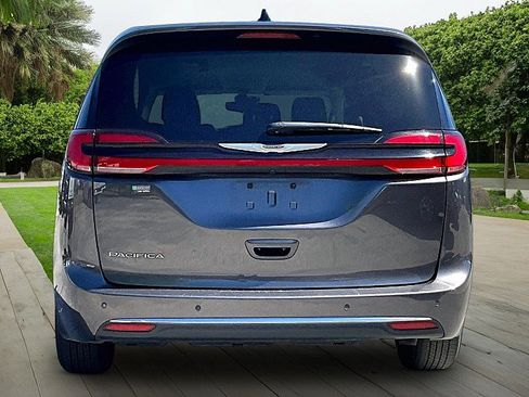 Used 2023 Chrysler Pacifica Touring-L image 4