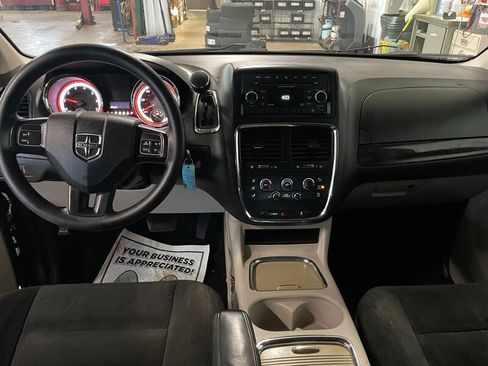 Used 2016 Dodge Grand Caravan SXT image 9