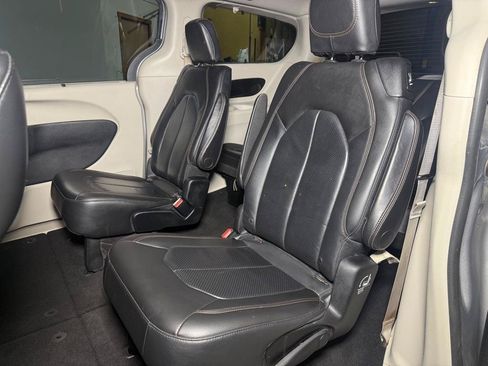 Used 2018 Chrysler Pacifica Touring-L w/ Premium Audio Group FWD image 15