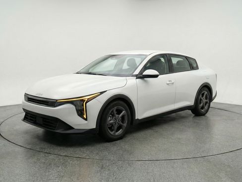 Used 2025 Kia K4 FWD image 3