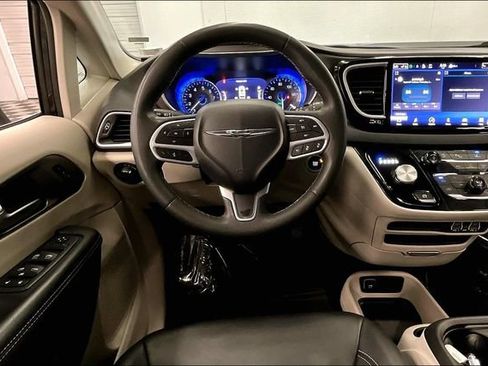 Used 2023 Chrysler Pacifica Touring-L FWD image 6