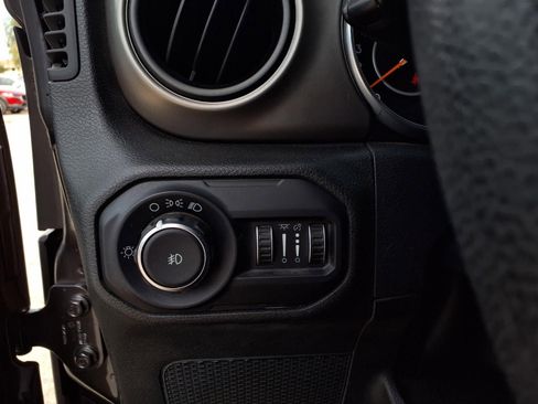 Used 2018 Jeep Wrangler Unlimited Sport image 13