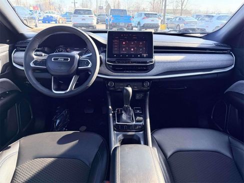 Used 2024 Jeep Compass Latitude image 3