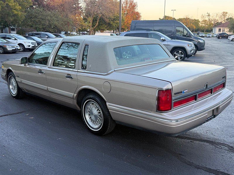 Used 1997 Lincoln Town Car Signature RWD image 8