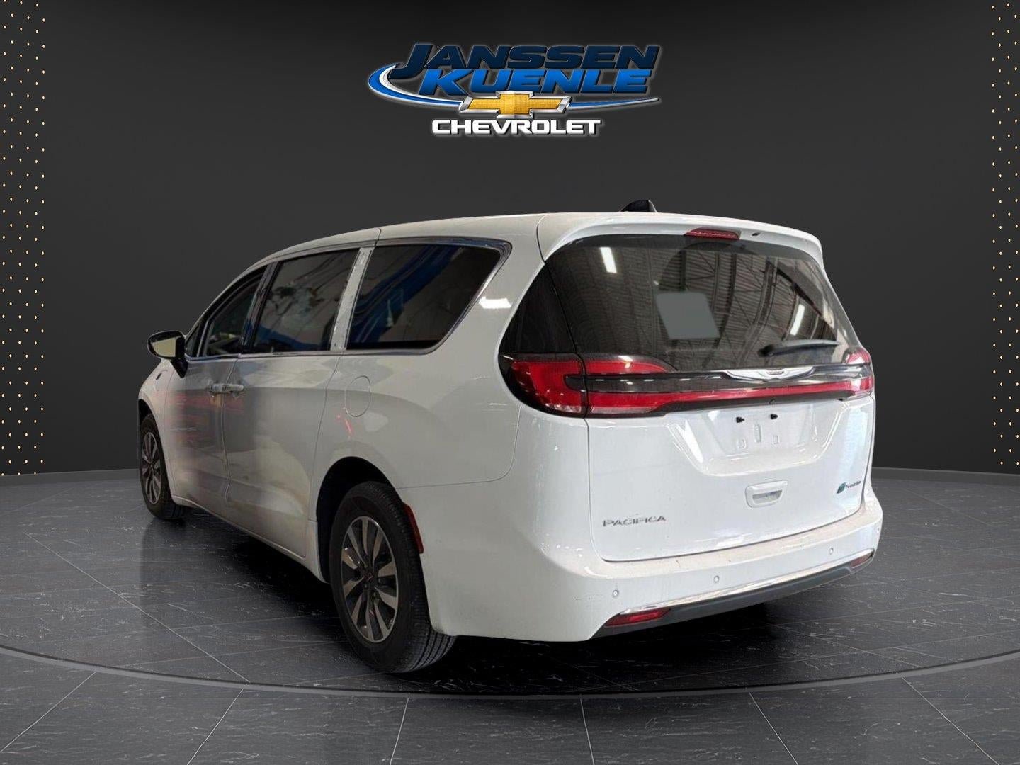 Used 2024 Chrysler Pacifica Limited FWD image 4