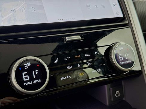 New 2025 Land Rover Discovery Dynamic SE image 16