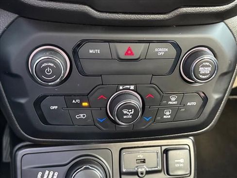 Used 2019 Jeep Renegade Limited w/ Quick Order Package 22P AWD/4WD image 18