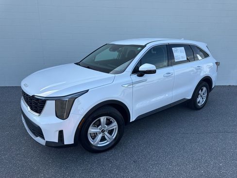 Used 2024 Kia Sorento LX image 1