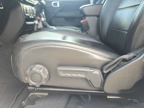 Used 2023 Jeep Wrangler Unlimited Sahara AWD/4WD image 15