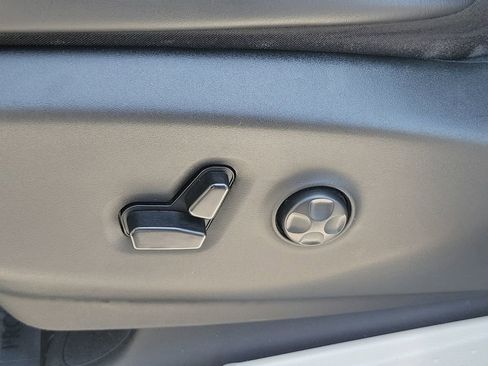 Used 2023 Chrysler Pacifica Touring-L FWD image 18