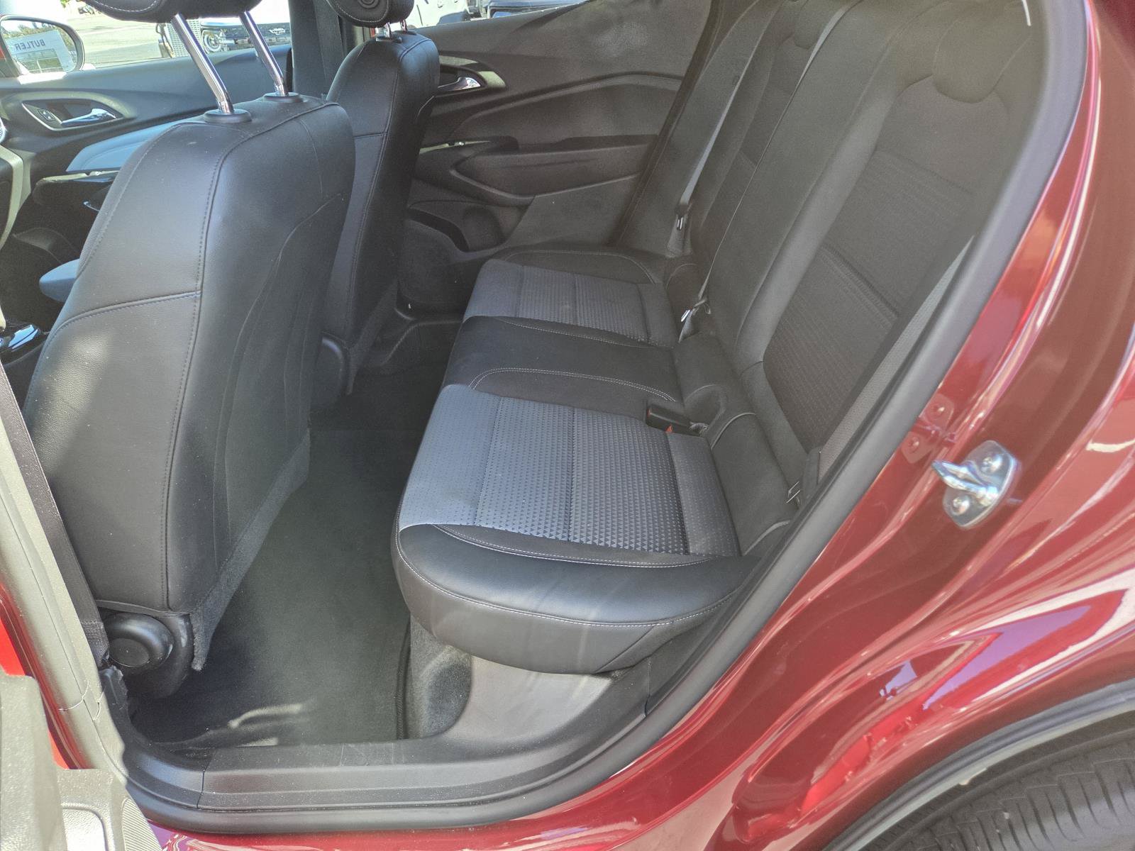Used 2025 Chevrolet Trax LT w/ LT Convenience Package FWD image 13