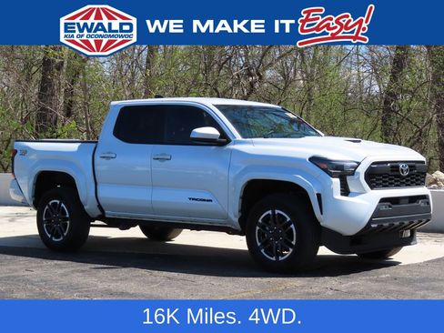 Used 2025 Toyota Tacoma TRD Sport AWD/4WD image 1