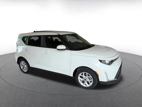 Used 2025 Kia Soul LX w/ LX Technology Package image 2