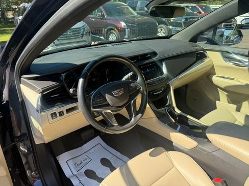 Used 2018 Cadillac XT5 FWD image 3