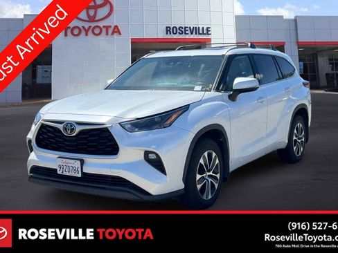 Used 2022 Toyota Highlander XLE AWD/4WD image 1