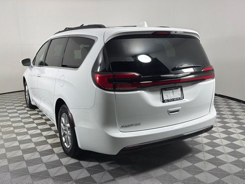 Used 2022 Chrysler Pacifica Touring-L FWD image 6