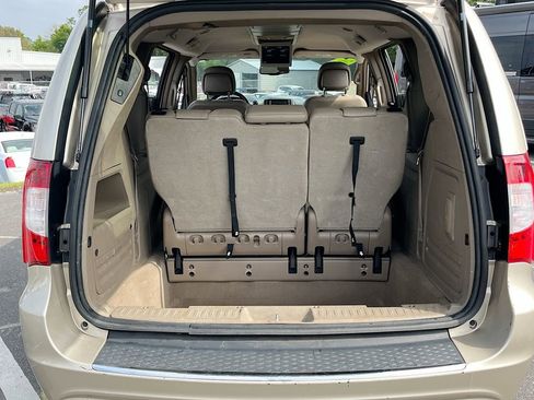 Used 2014 Chrysler Town & Country Touring image 23