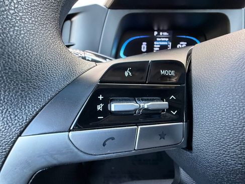 Used 2025 Hyundai Elantra SE FWD image 21