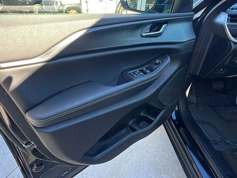 New 2025 Jeep Grand Cherokee Altitude image 12