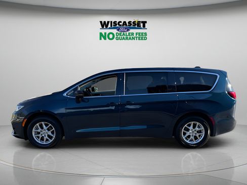Used 2024 Chrysler Pacifica Touring-L FWD image 2