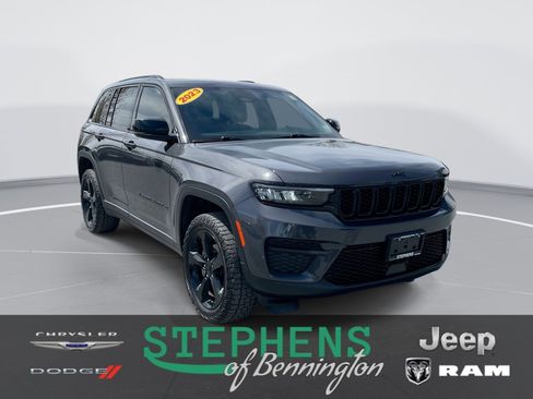 Used 2023 Jeep Grand Cherokee Altitude AWD/4WD image 1