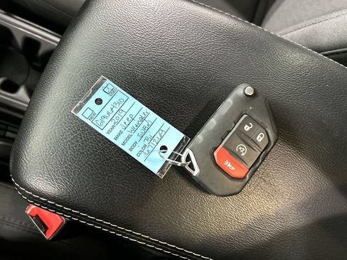 Used 2019 Jeep Wrangler Unlimited Sahara AWD/4WD image 12