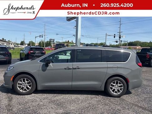 Used 2025 Chrysler Pacifica Select FWD image 1