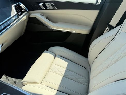 New 2026 BMW X7 M60i image 17