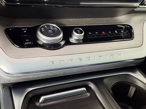 Used 2025 Ford Expedition Platinum w/ Driver's Package image 16