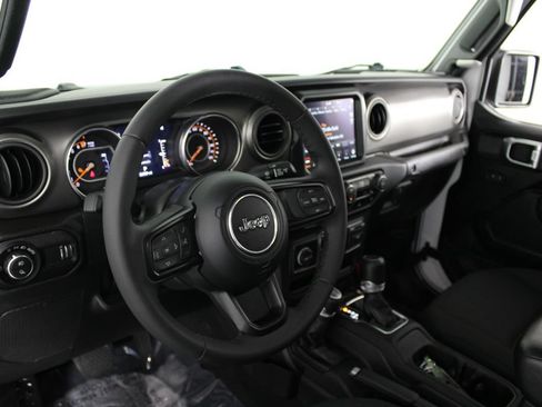 Used 2023 Jeep Gladiator Sport AWD/4WD image 16