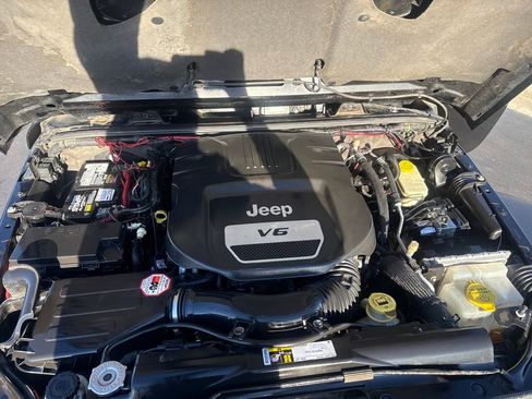 Used 2015 Jeep Wrangler Unlimited Rubicon image 24