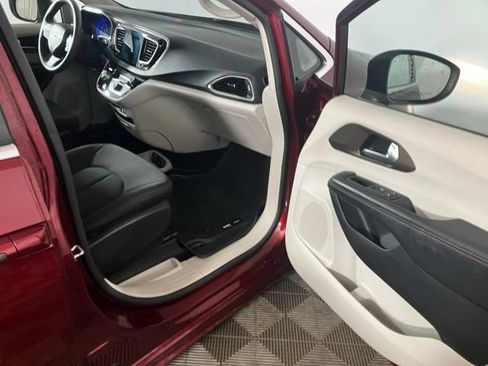 Used 2017 Chrysler Pacifica Touring FWD image 6