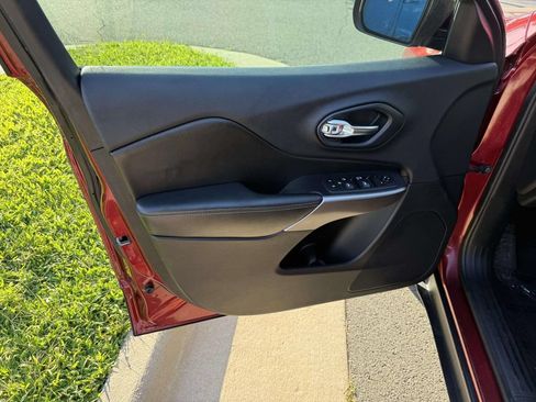 Used 2019 Jeep Cherokee Latitude w/ Popular Appearance Group FWD image 31
