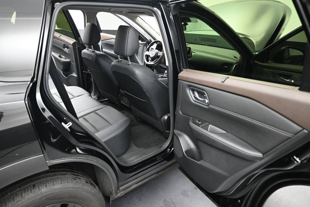 Certified 2023 Nissan Rogue SV w/ SV Premium B Package AWD/4WD image 16
