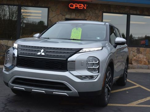 Used 2024 Mitsubishi Outlander SE image 1