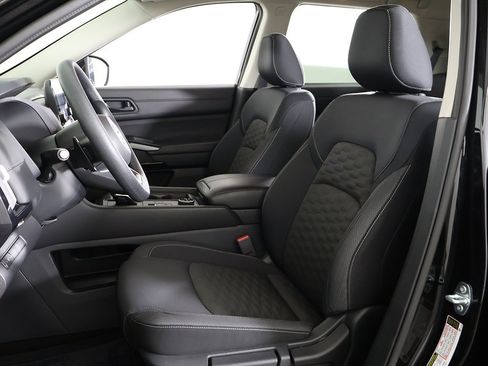 Used 2024 Nissan Pathfinder S image 25