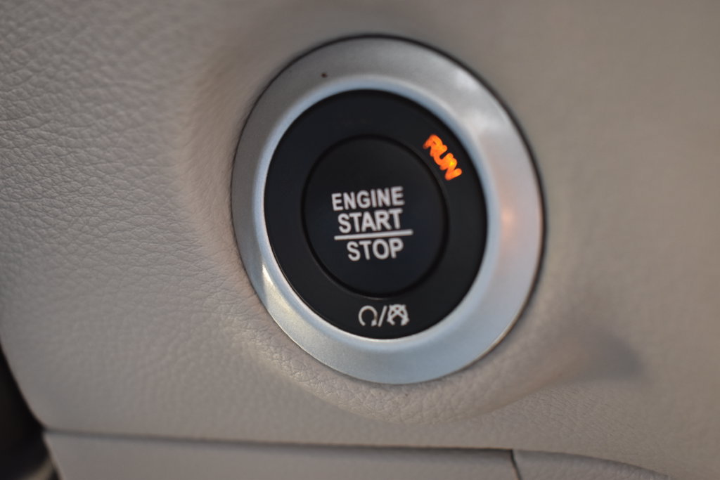 Used 2024 Chrysler Pacifica Limited FWD image 5