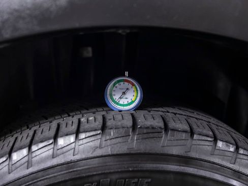 Used 2018 Ford Explorer XLT image 45