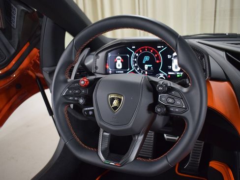 Used 2025 Lamborghini Revuelto image 22