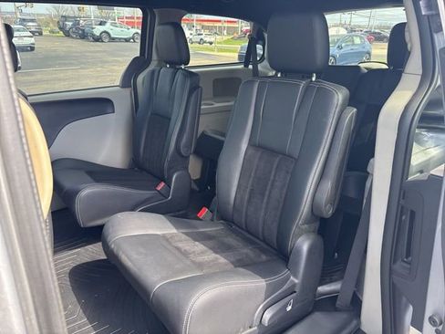 Used 2017 Dodge Grand Caravan SXT image 4