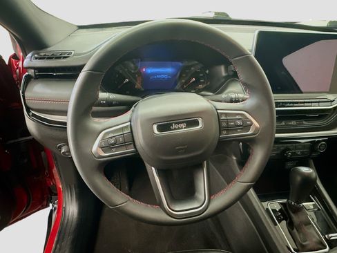 Used 2025 Jeep Compass Trailhawk image 18