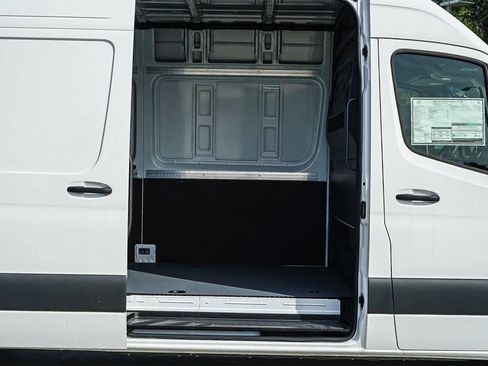 New 2024 Mercedes-Benz eSprinter 170 Cargo image 10